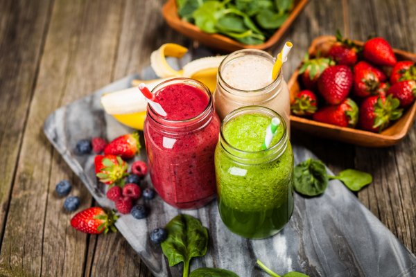 fruit smoothies green red jars blenders